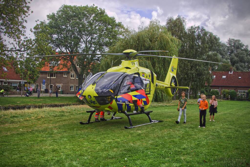 Traumahelikopter landt op grasveld voor incident in woning