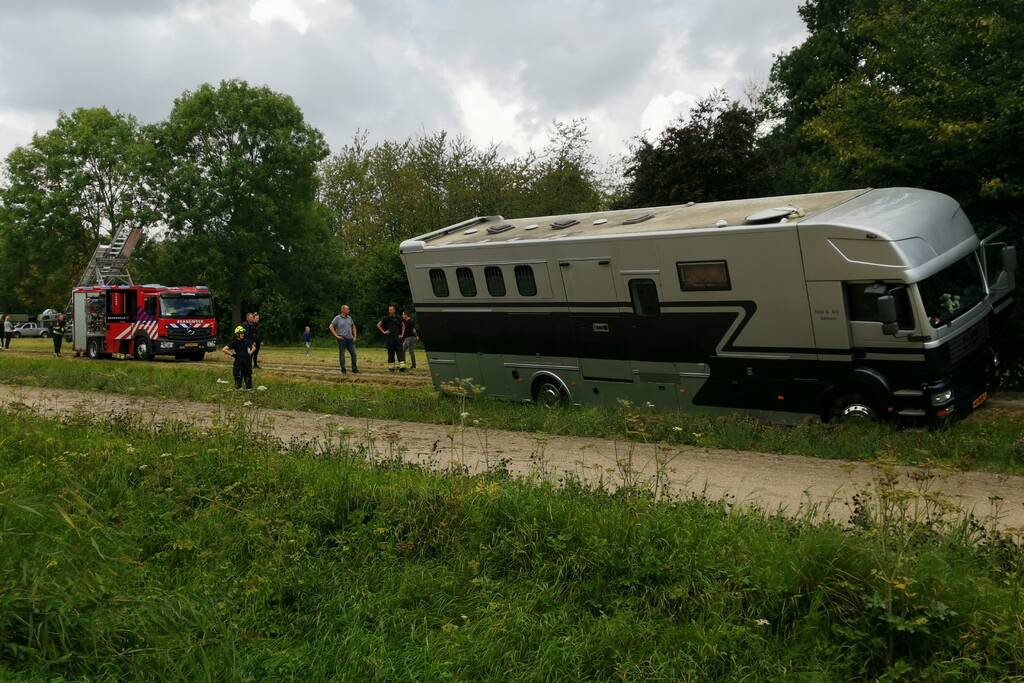 Paardenvrachtwagen dreigt om te vallen