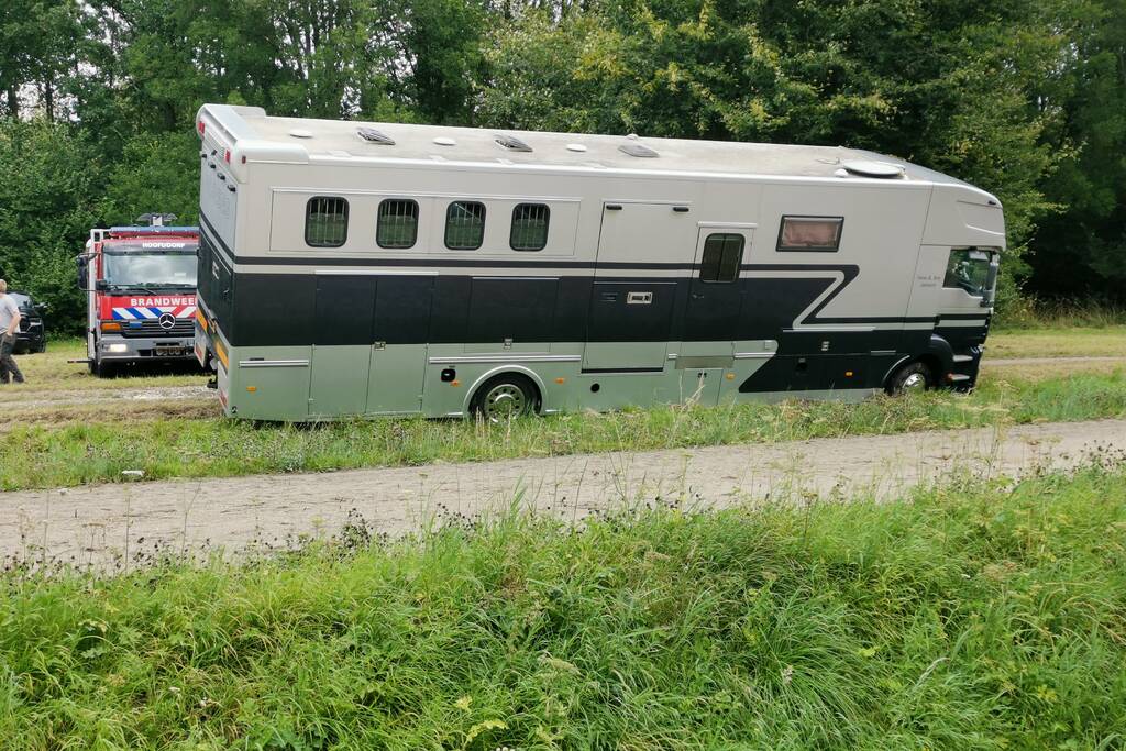 Paardenvrachtwagen dreigt om te vallen