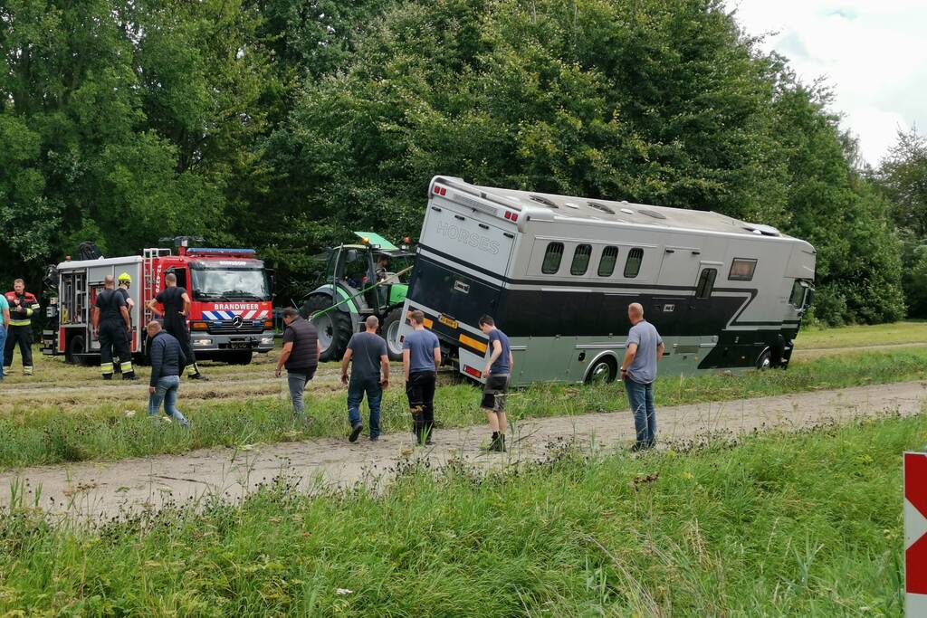 Paardenvrachtwagen dreigt om te vallen
