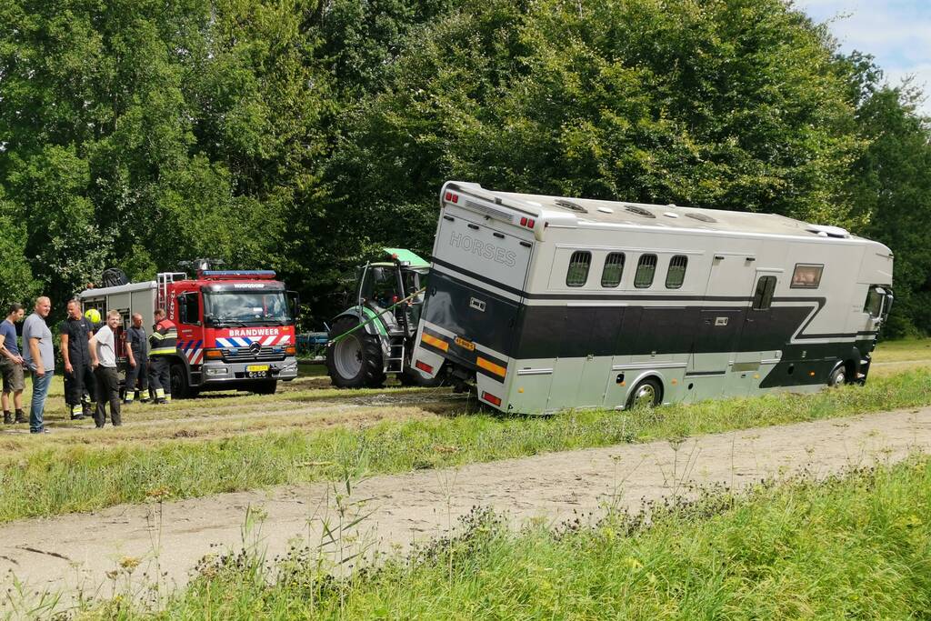 Paardenvrachtwagen dreigt om te vallen