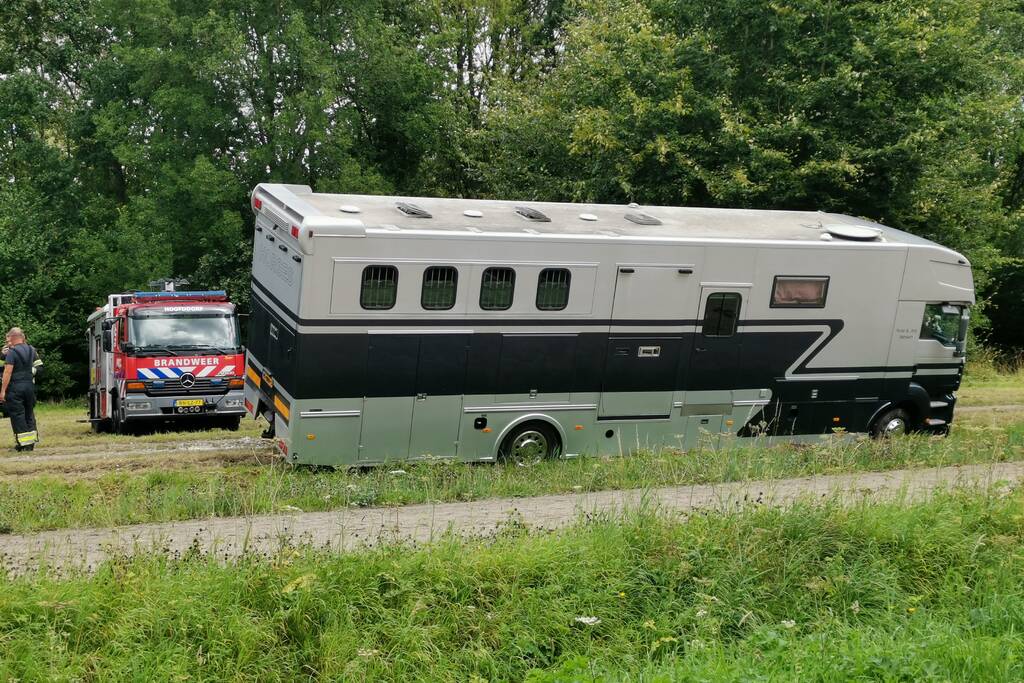 Paardenvrachtwagen dreigt om te vallen
