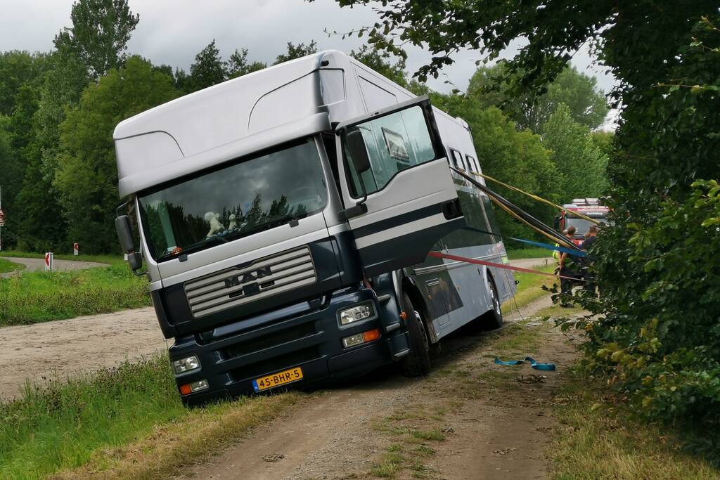 Paardenvrachtwagen dreigt om te vallen