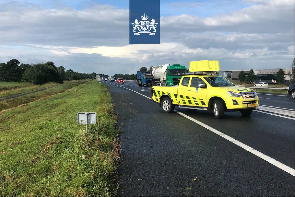 Automobiliste raakt van de weg op afrit