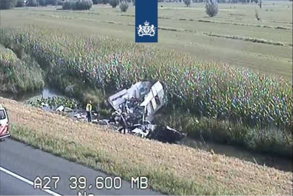 Caravan belandt in naastgelegen sloot van snelweg