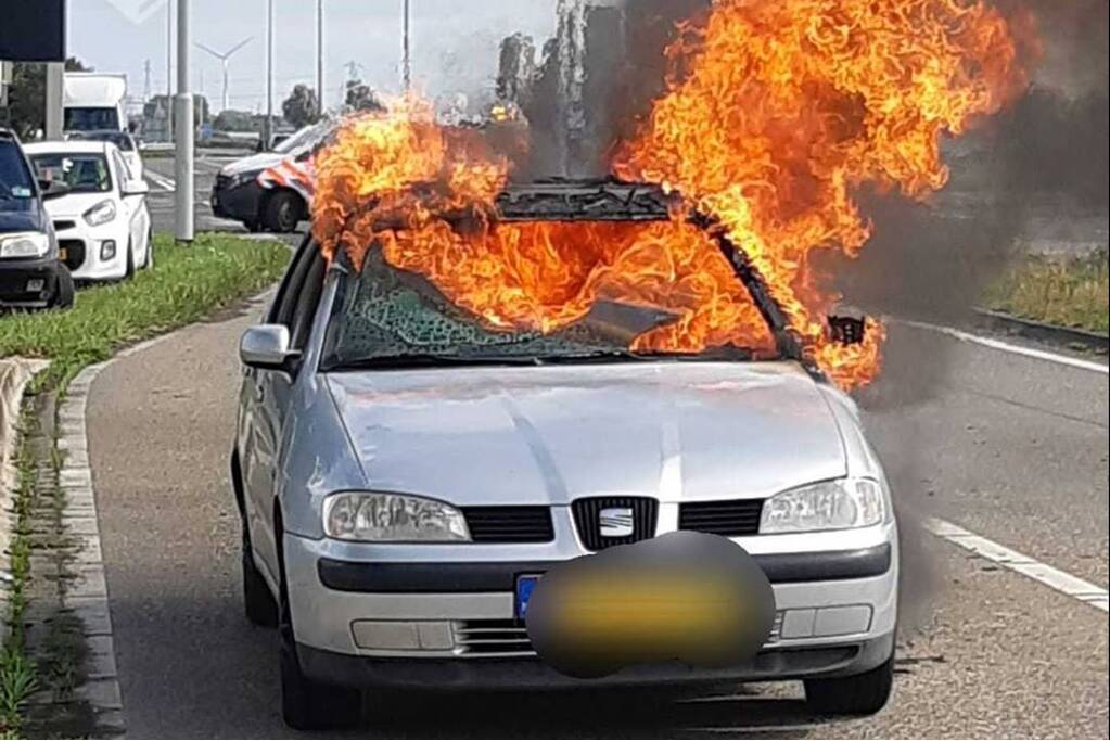 Personenauto gaat in vlammen op