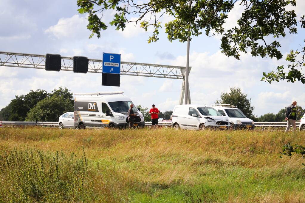 Forse file door kop-staartbotsing met drie voertuigen