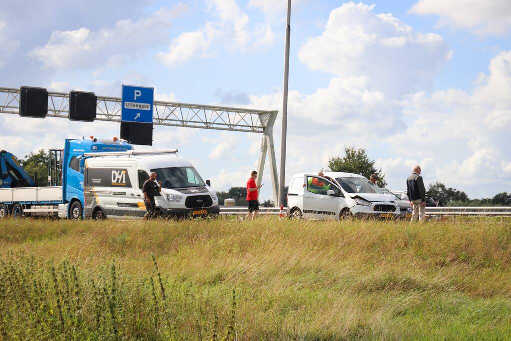 Forse file door kop-staartbotsing met drie voertuigen