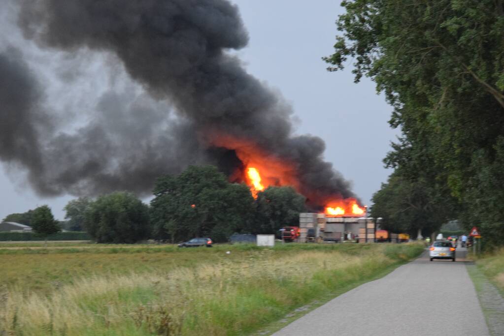 Zwarte rookwolken bij grote brand in schuur