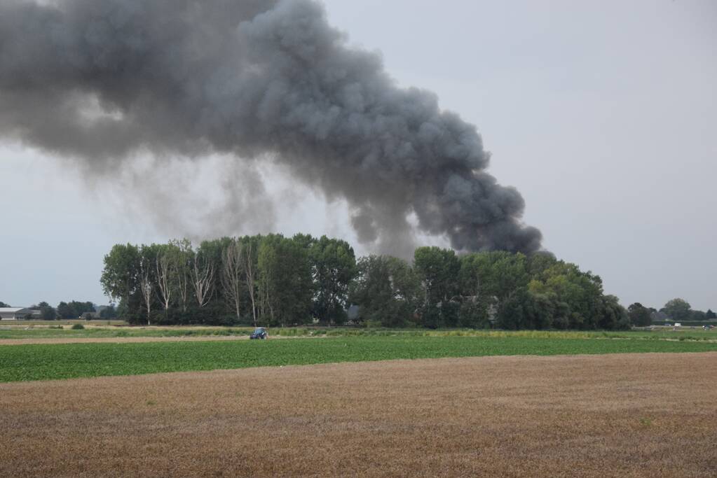 Zwarte rookwolken bij grote brand in schuur