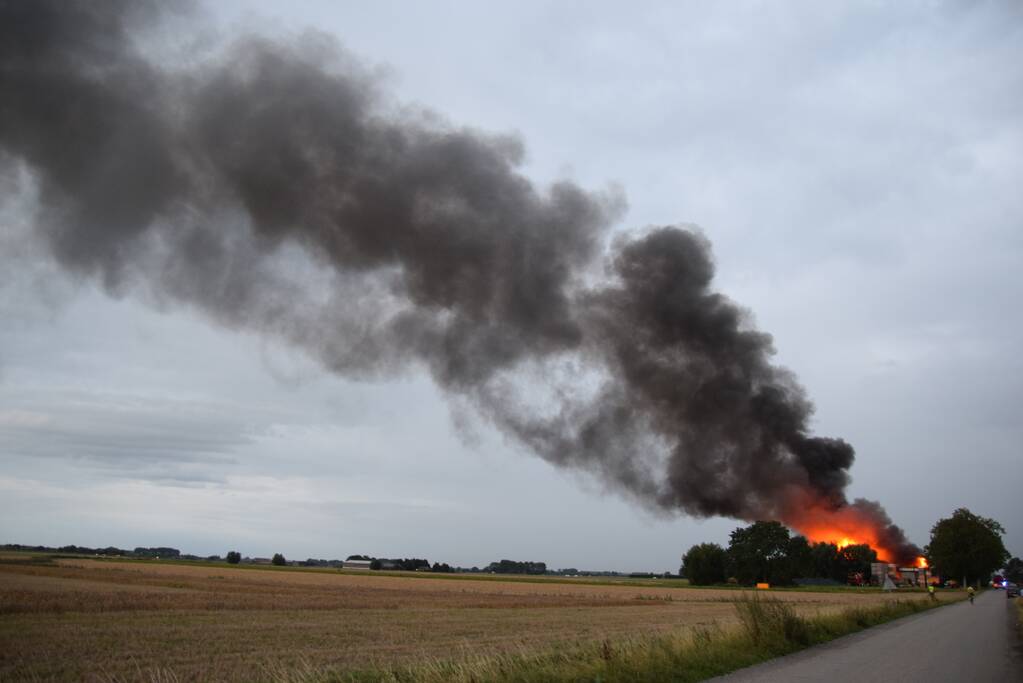 Zwarte rookwolken bij grote brand in schuur