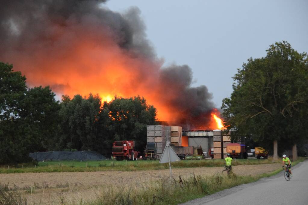 Zwarte rookwolken bij grote brand in schuur