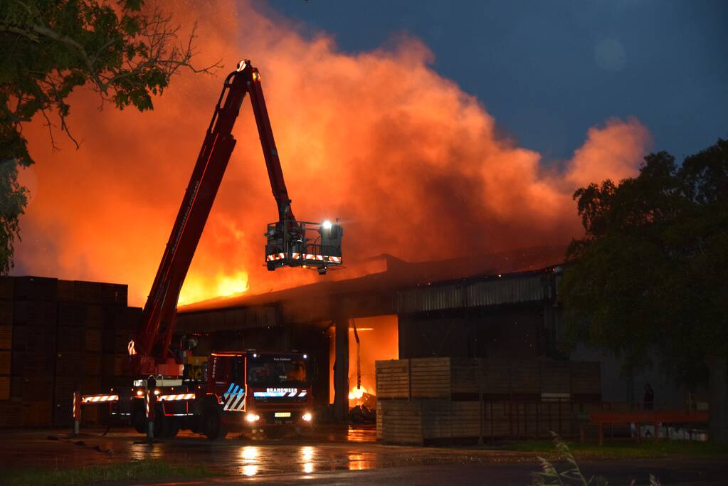 Zwarte rookwolken bij grote brand in schuur