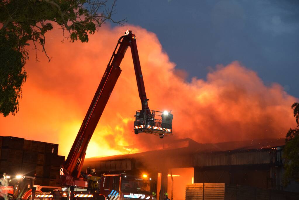 Zwarte rookwolken bij grote brand in schuur