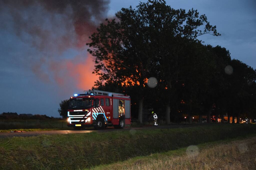 Zwarte rookwolken bij grote brand in schuur