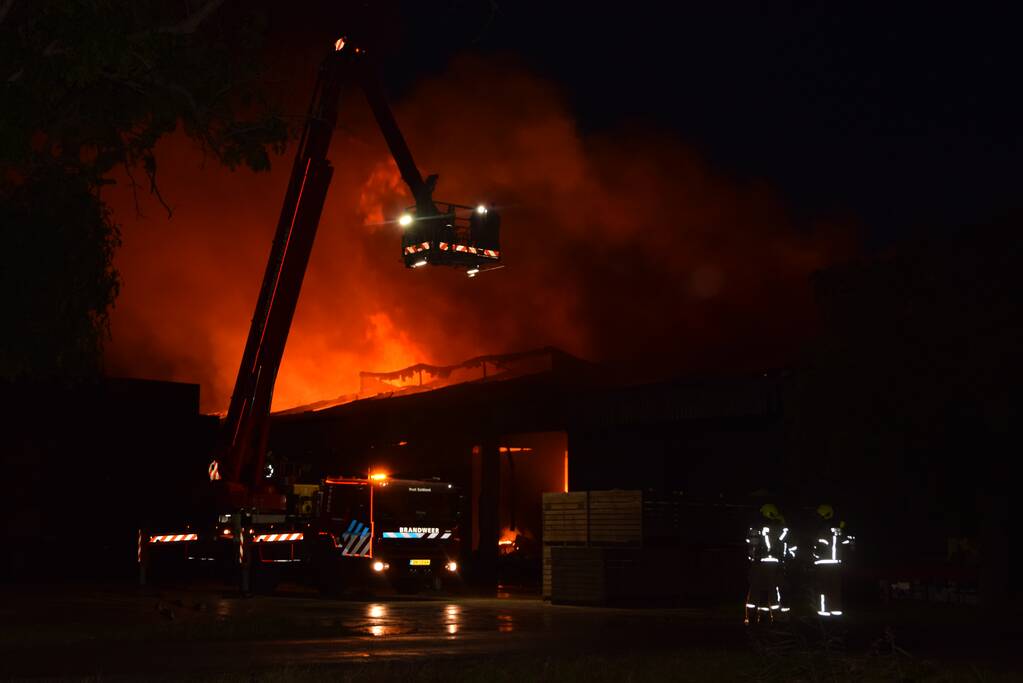 Zwarte rookwolken bij grote brand in schuur