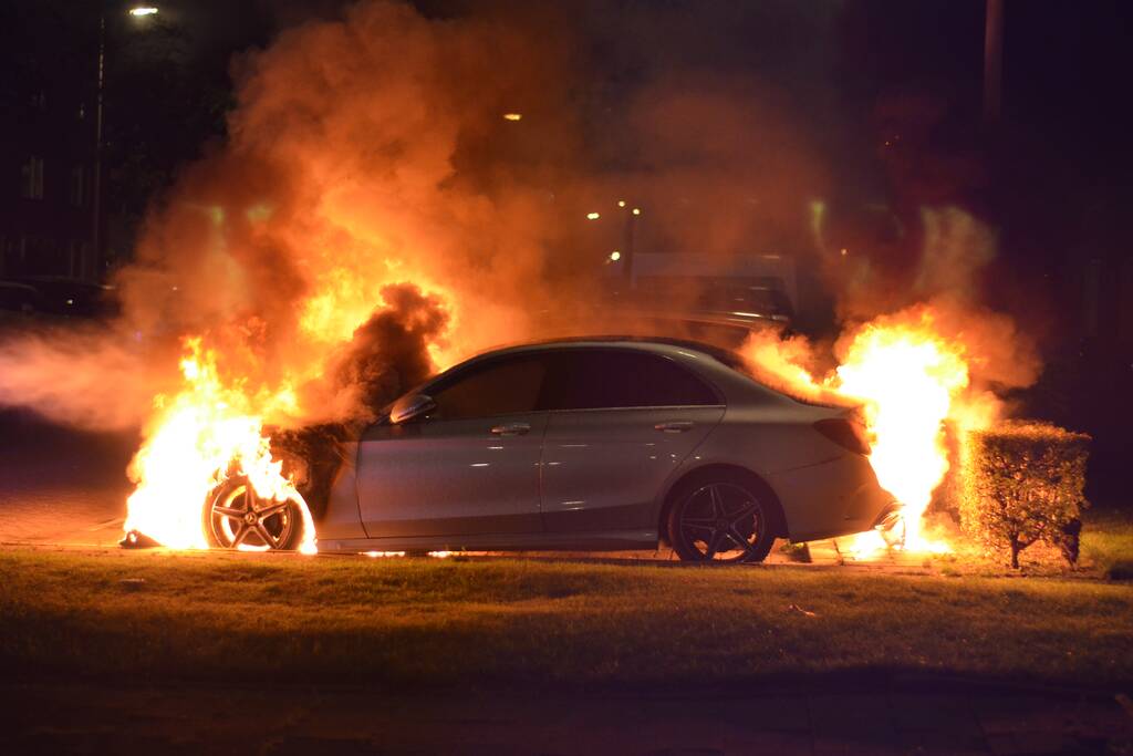 Auto gaat in vlammen op