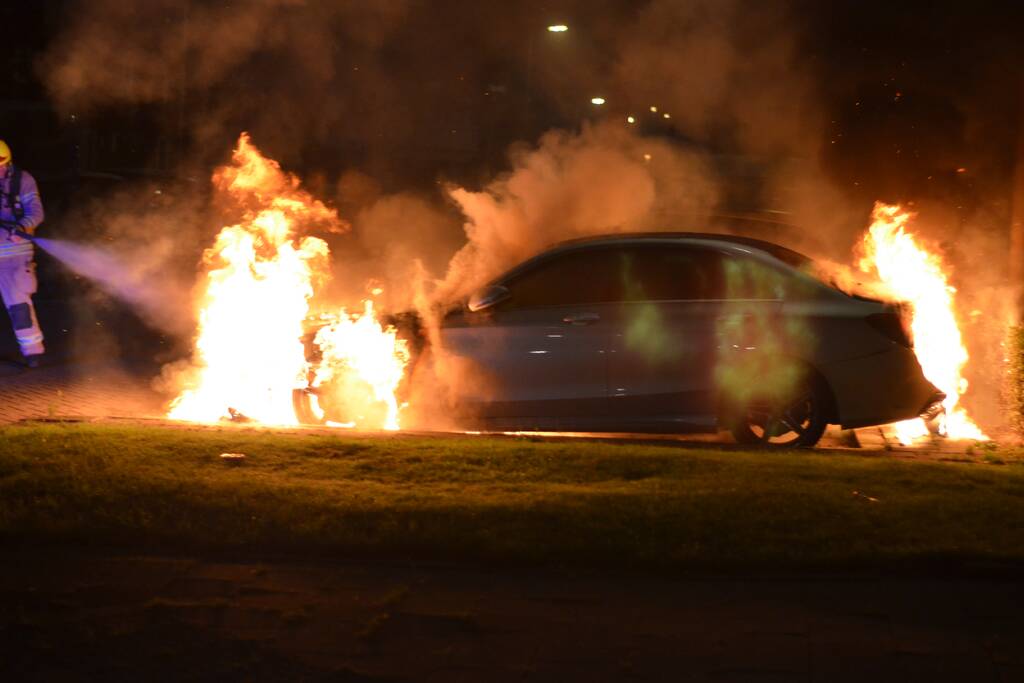 Auto gaat in vlammen op