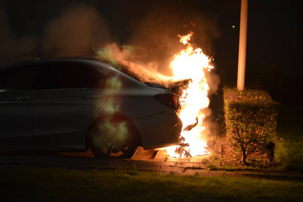 Auto gaat in vlammen op