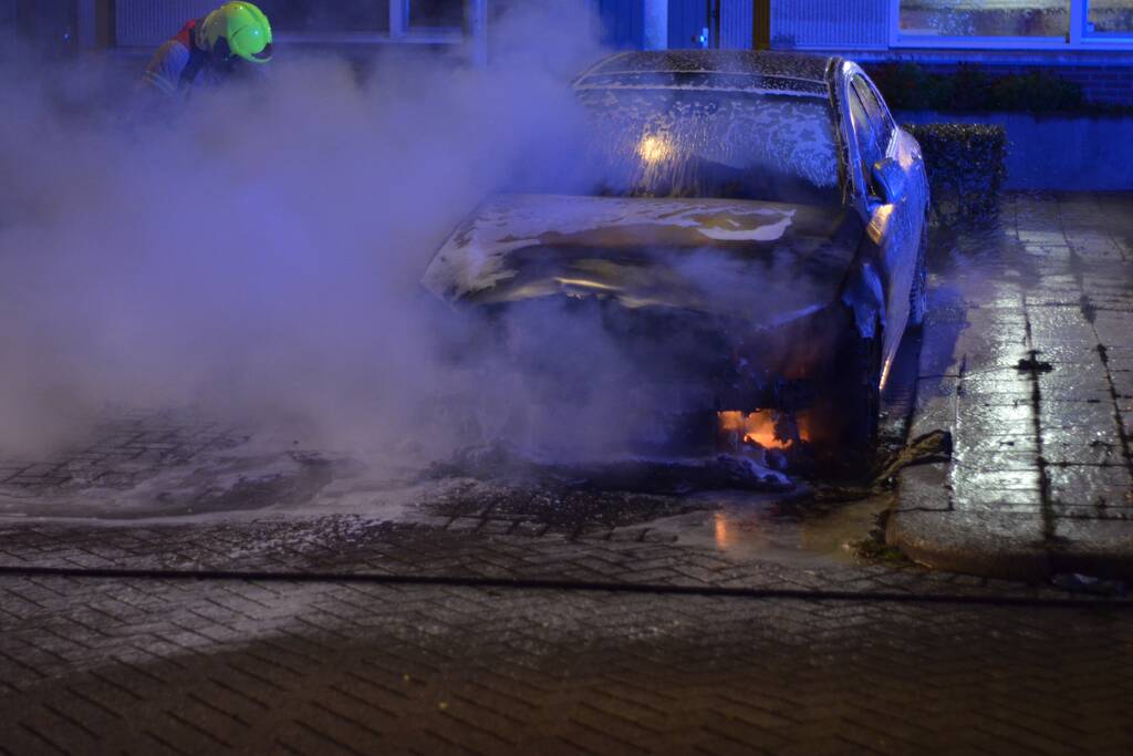 Auto gaat in vlammen op