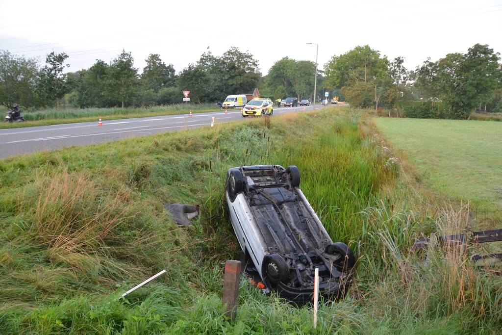 Auto op de kop, bestuurder spoorloos