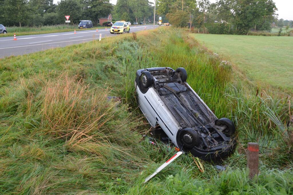 Auto op de kop, bestuurder spoorloos