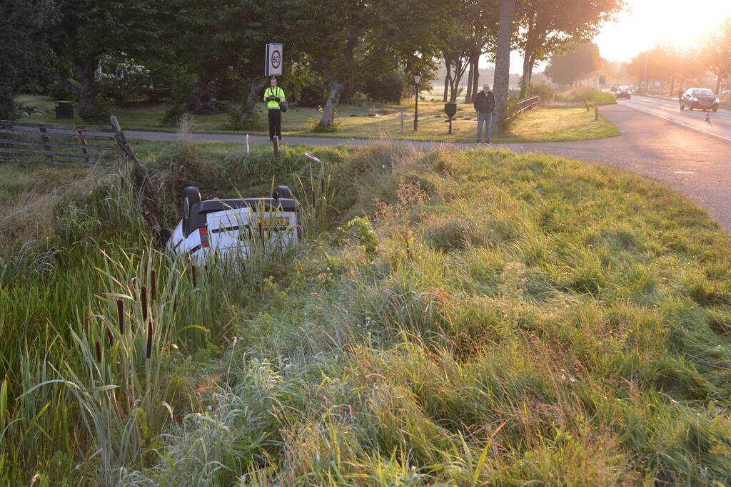 Auto op de kop, bestuurder spoorloos