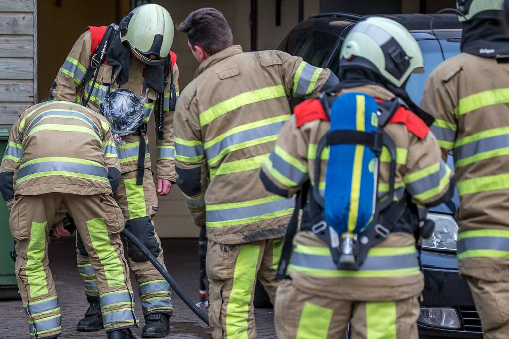 Brand bij tussenwoning snel opgeschaald