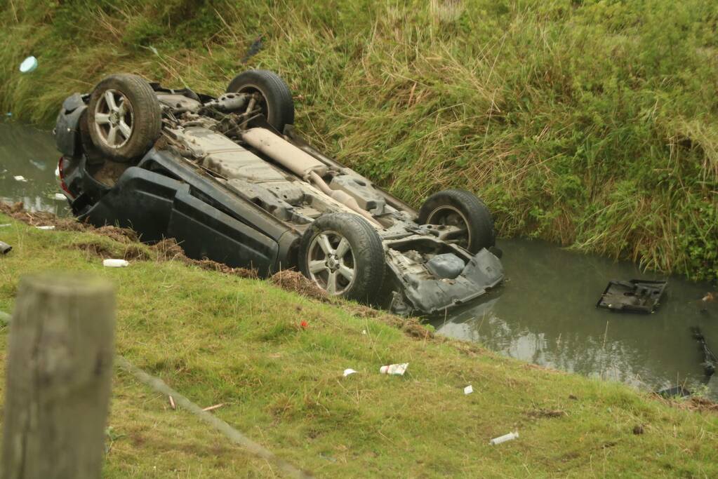 Bestuurder heeft engeltje op schouder bij koprol met auto