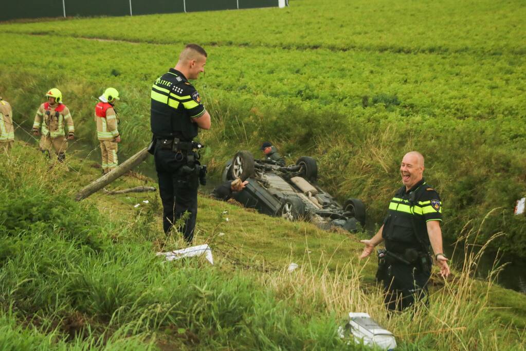 Bestuurder heeft engeltje op schouder bij koprol met auto