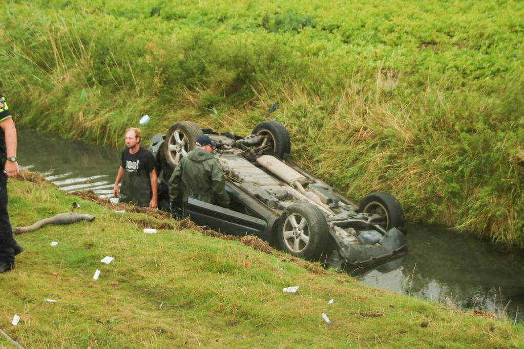 Bestuurder heeft engeltje op schouder bij koprol met auto