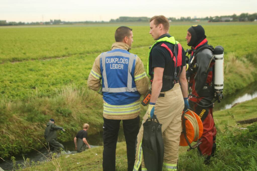 Bestuurder heeft engeltje op schouder bij koprol met auto
