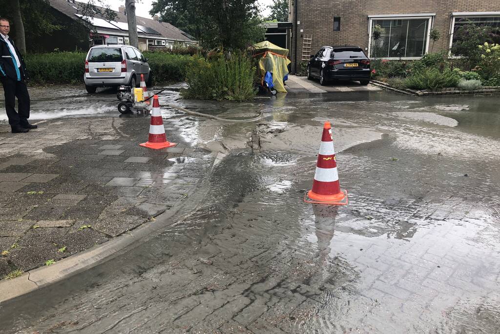 Straten onder water na gesprongen waterleiding