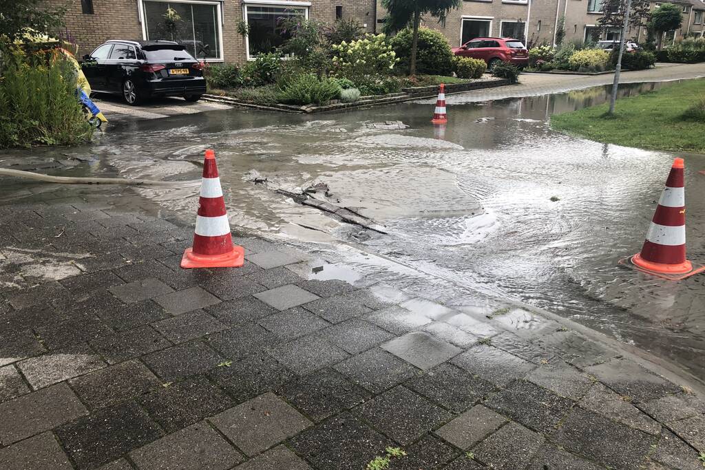 Straten onder water na gesprongen waterleiding