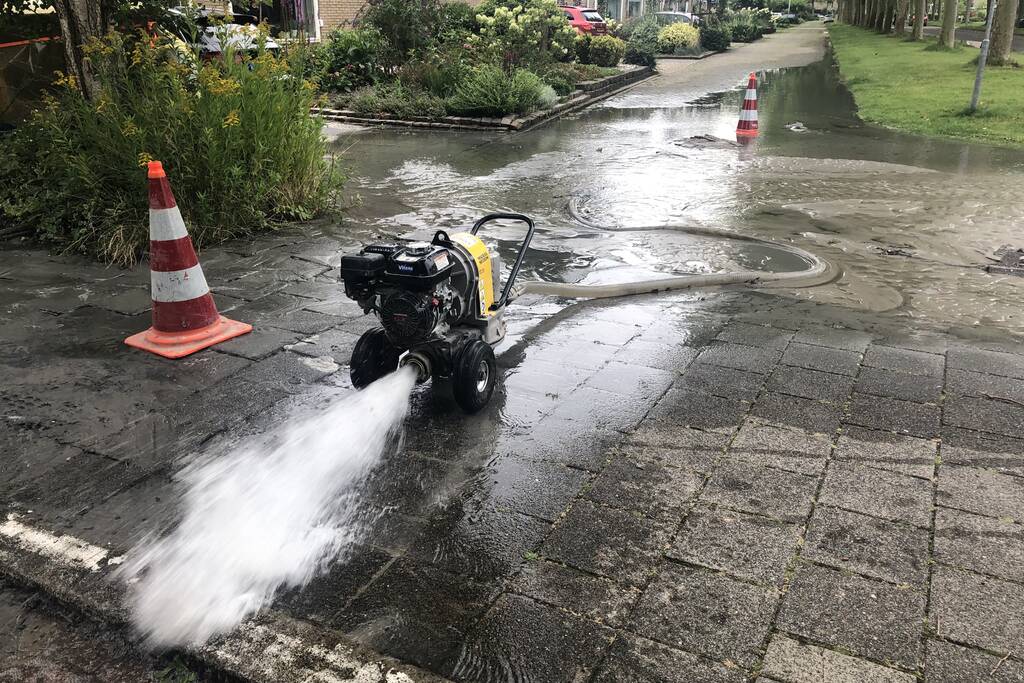 Straten onder water na gesprongen waterleiding