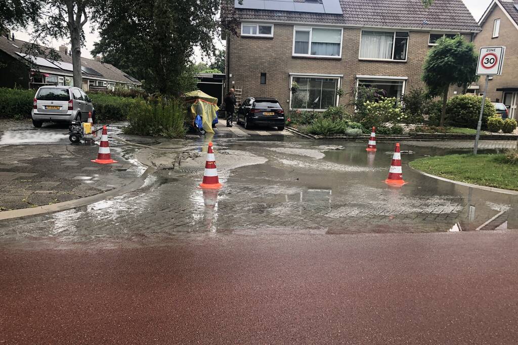 Straten onder water na gesprongen waterleiding