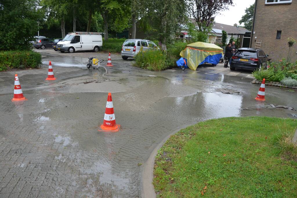 Straten onder water na gesprongen waterleiding