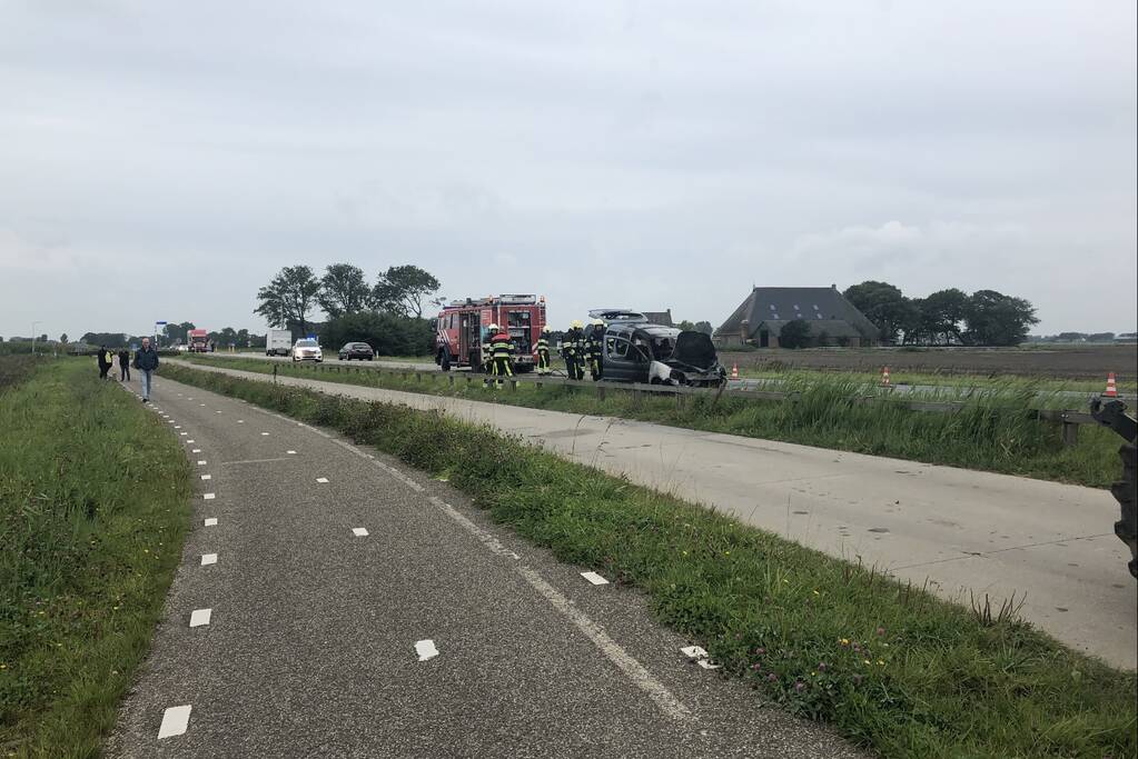 Auto vliegt in brand onder het rijden, auto total-loss