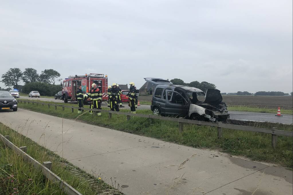 Auto vliegt in brand onder het rijden, auto total-loss