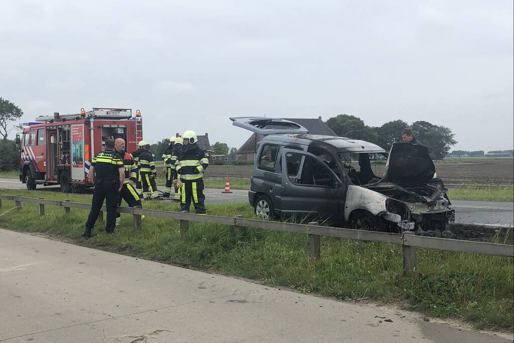 Auto vliegt in brand onder het rijden, auto total-loss