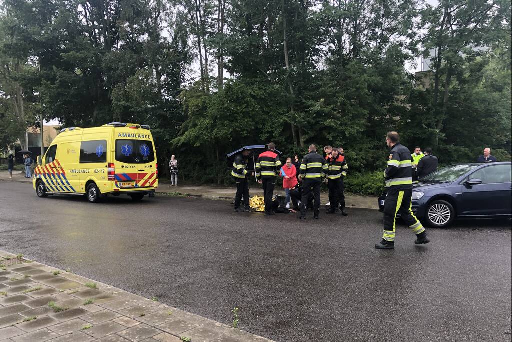 Brandweer assisteert bij ongeval voor kazerne
