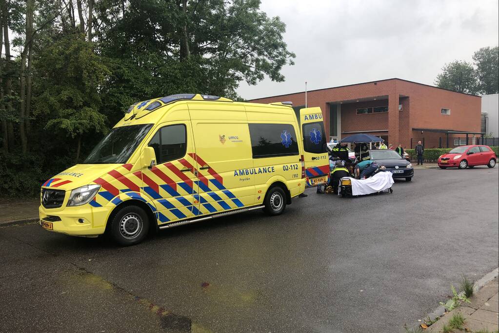 Brandweer assisteert bij ongeval voor kazerne