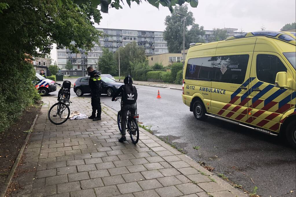 Brandweer assisteert bij ongeval voor kazerne