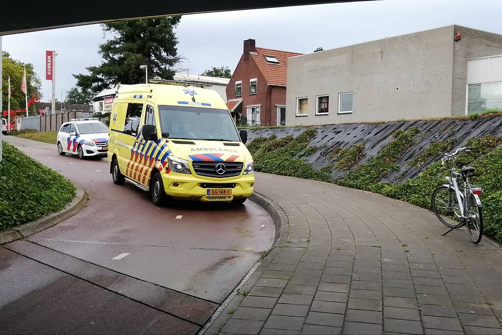 Scooterrijder en fietser botsen op fietspad