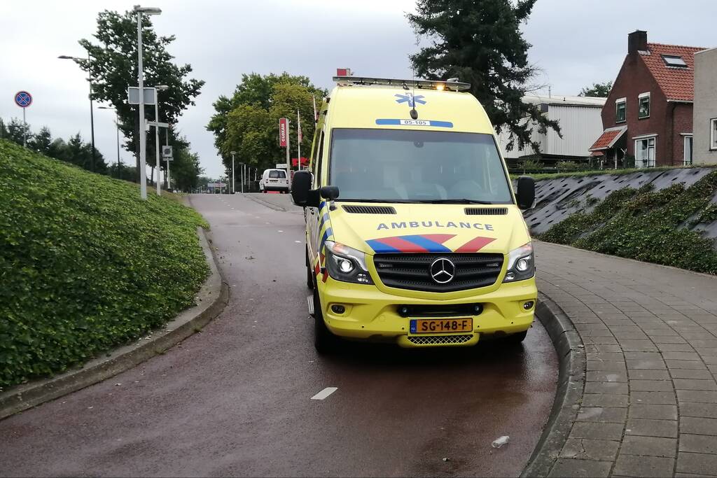 Scooterrijder en fietser botsen op fietspad