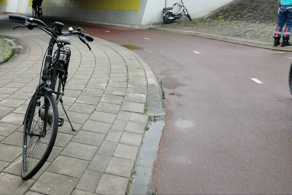 Scooterrijder en fietser botsen op fietspad