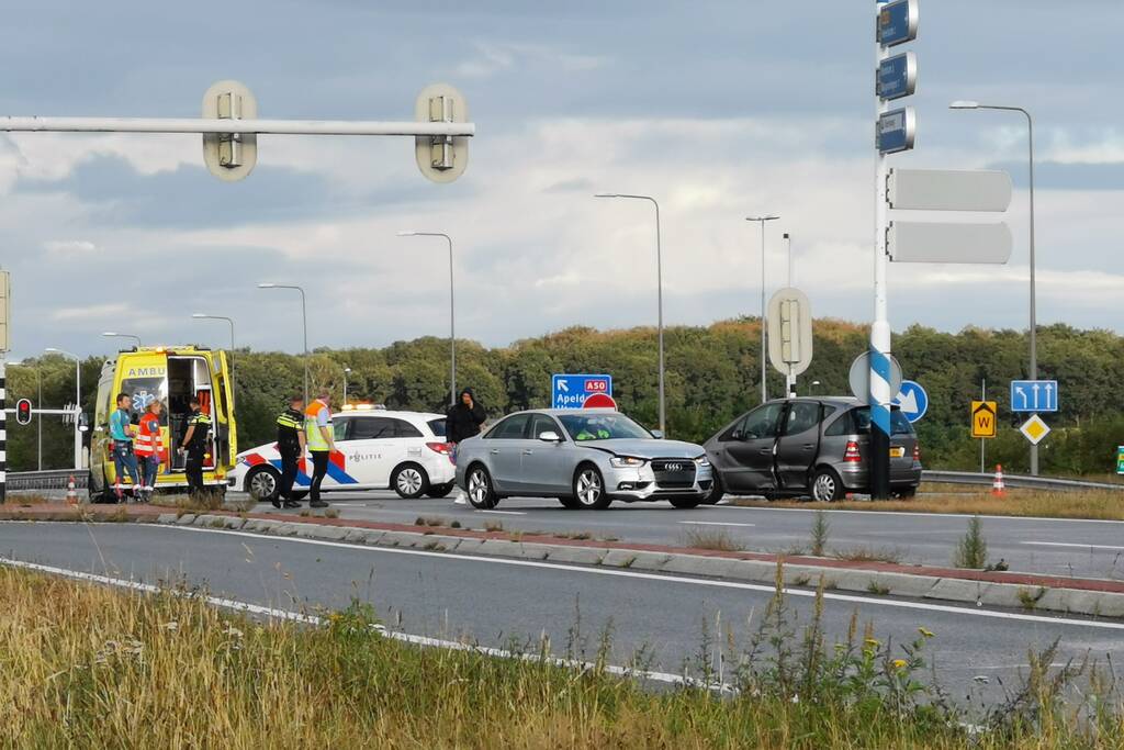 Zwaargewonde bij botsing op kruising
