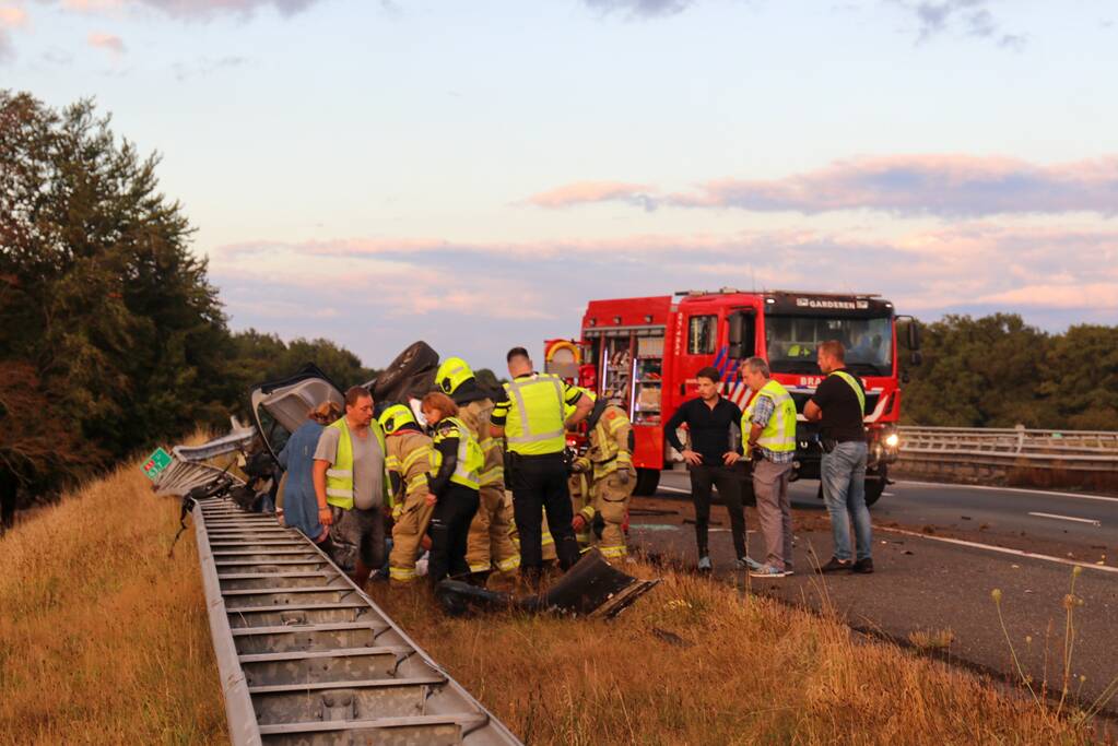 Auto belandt 180 graden gedraaid op de kop tegen vangrail