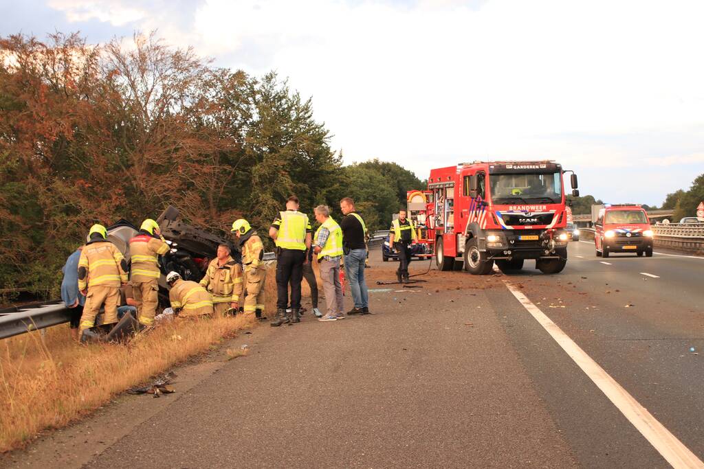 Auto belandt 180 graden gedraaid op de kop tegen vangrail