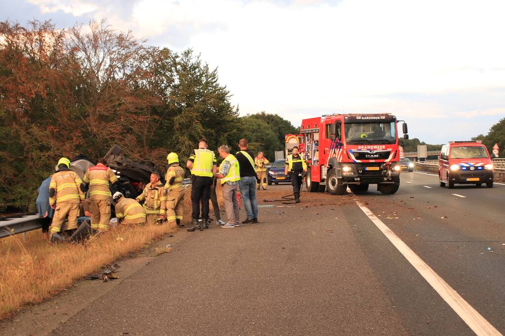 Auto belandt 180 graden gedraaid op de kop tegen vangrail